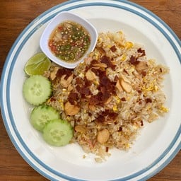 ข้าวผัดกระเทียมเบค่อน