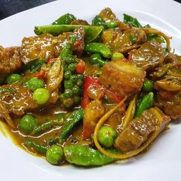 ผัดพริกแกงหมูกรอบ (เครื่องแกงใต้)