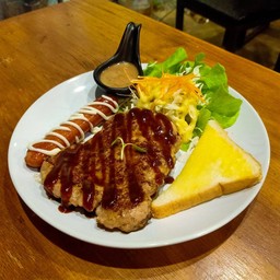 สเต็กหมู + ไส้กรอก