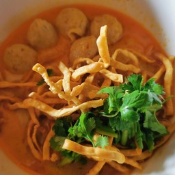 ข้าวซอยลูกชิ้นหมู