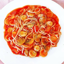 พาสต้าซอสมะเขือเทศไส้กรอกไก่ & แฮม & เห็ดแชมปิญอง