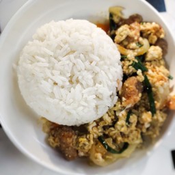 ข้าวราดผัดผงกะหรี่ (เลือกเนื้อสัตว์ได้ค่ะ)