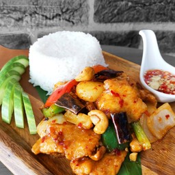 ข้าวราดไก่ผัดเม็ดมะม่วงหิมพานต์