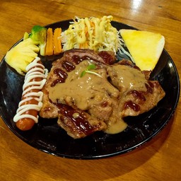 สเต็กพอร์คชอพ + ไส้กรอก