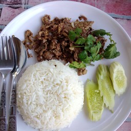 ข้าวเนื้อทอดกระเทียมพริกไทย