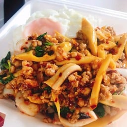 กะเพราหมูสับหมึกใส่หน่อไม้