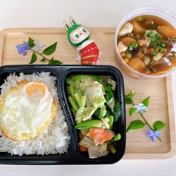 ข้าว ไข่ดาว + ผัดผักรวม + เต้าหู้น้ำแดง