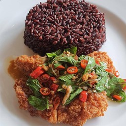 ข้าวไรซ์เบอร์รี่กะเพราไก่กรอบ (Crispy Chicken Chilli Brasil Riceberry)