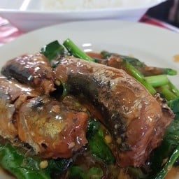 ข้าวราดคะน้าปลากระป๋อง