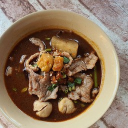 ก๋วยเตี๋ยวหมูตุ๋นน้ำตก