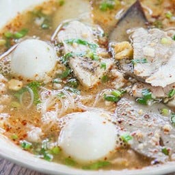 ร้านก๋วยเตี๋ยวต้มย้ำน้ำผึ้งมะนาว + ลูกชิ้นจัง