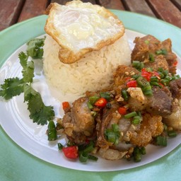 ข้าวราดคั่วพริกเกลือ หมูกรอบ/ทะเล/เนื้อวัว