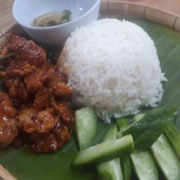 ข้าวผัดน้ำพริกเผาหมูหมักกระด้ง