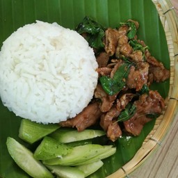 ข้าวผัดกระเพรากระด้ง หมู