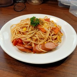 สปาเก็ตตี้ผัดซอสไส้กรอก