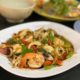 ผัดฉ่ากุ้ง-หมึก