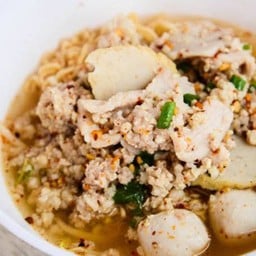 ก๋วยจั๊บ ก๋วยเตี๋ยวหมู ล้านยายรวย