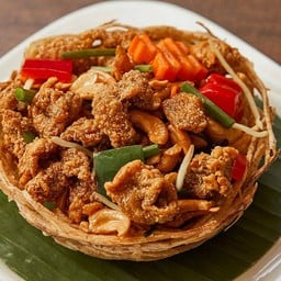 ไก่กรอบผัดเม็ดมะม่วงกระทงเผือกทอด