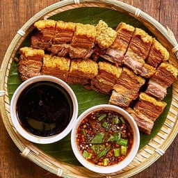 หมูกรอบจิ้มแจ่ว