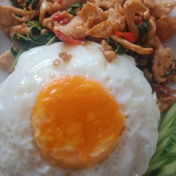 กระเพราไก่ไข่ดาว