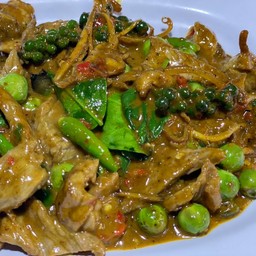 ผัดพริกแกงเนื้อ