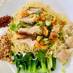 บะหมี่เกี๊ยวแห้งหมูกรอบ