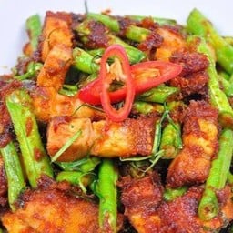 ผัดพริกขิงหมูกรอบ