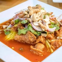 ยำหนังไก่กรอบ