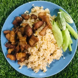 ข้าวผัดน้ำพริกหมูทอด