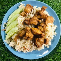 ข้าวผัดน้ำพริกไก่ทอด
