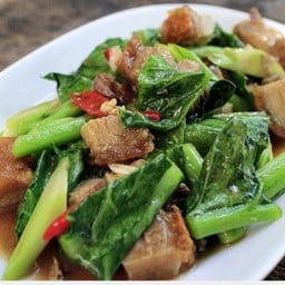 ผัดคะน้าหมูกรอบ