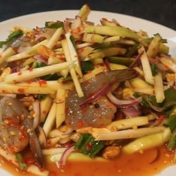 ยำมะม่วงกุ้งดิบ