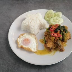 ข้าวราดเครื่องแกงปลากะพง
