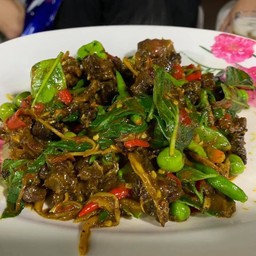 ผัดพริกแกงกบทอด