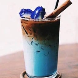 บลูคอฟฟี่ (กาแฟ น้ำอัญชัญ และนม)