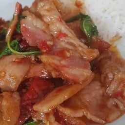 ข้าวราดกระเพาเบค่อน