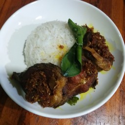 ปลาดุกทอดกรอบผัดพริกแกงใต้ ราดข้าว