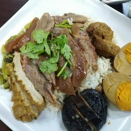 ข้าวขาหมู เนื้อหนัง + ใส้