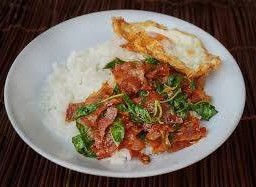 ข้าวราดผัดกระเพราเบคอน+ไข่ดาว