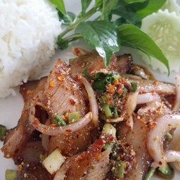 ข้าวราดน้ำตกคอหมูย่าง