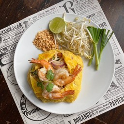 ผัดไทกุ้งสดห่อไข่