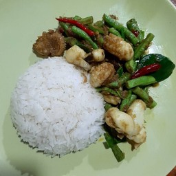 ปลาหมึกผัดพริกแกงราดข้าว