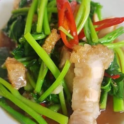 คะน้าหมูกรอบกับข้าว