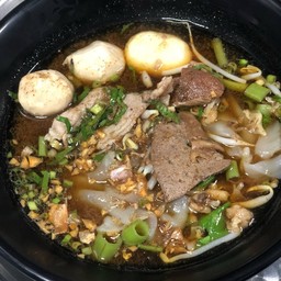 ก๋วยเตี๋ยวหมูรวมเส้นใหญ่