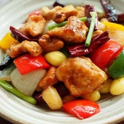 ผัดเม็ดมะม่วง เสิร์ฟพร้อมข้าว