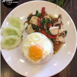 กะเพราปลาหมึกไข่ดาว