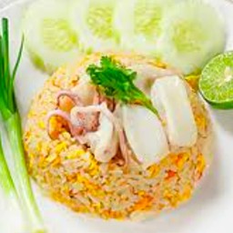 ข้าวผัดปลาหมึก