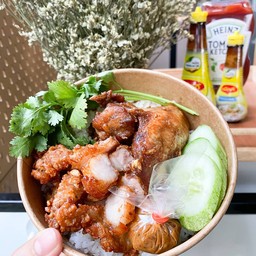 ข้าวจิ้นทอดรวมหมู ไก่ ซอสแมกกี้