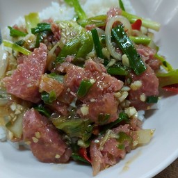 แหนมผัดต้นหอมราดข้าว