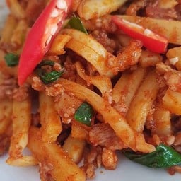 ข้าวราดพริกแกงหน่อไม้หมูสับ